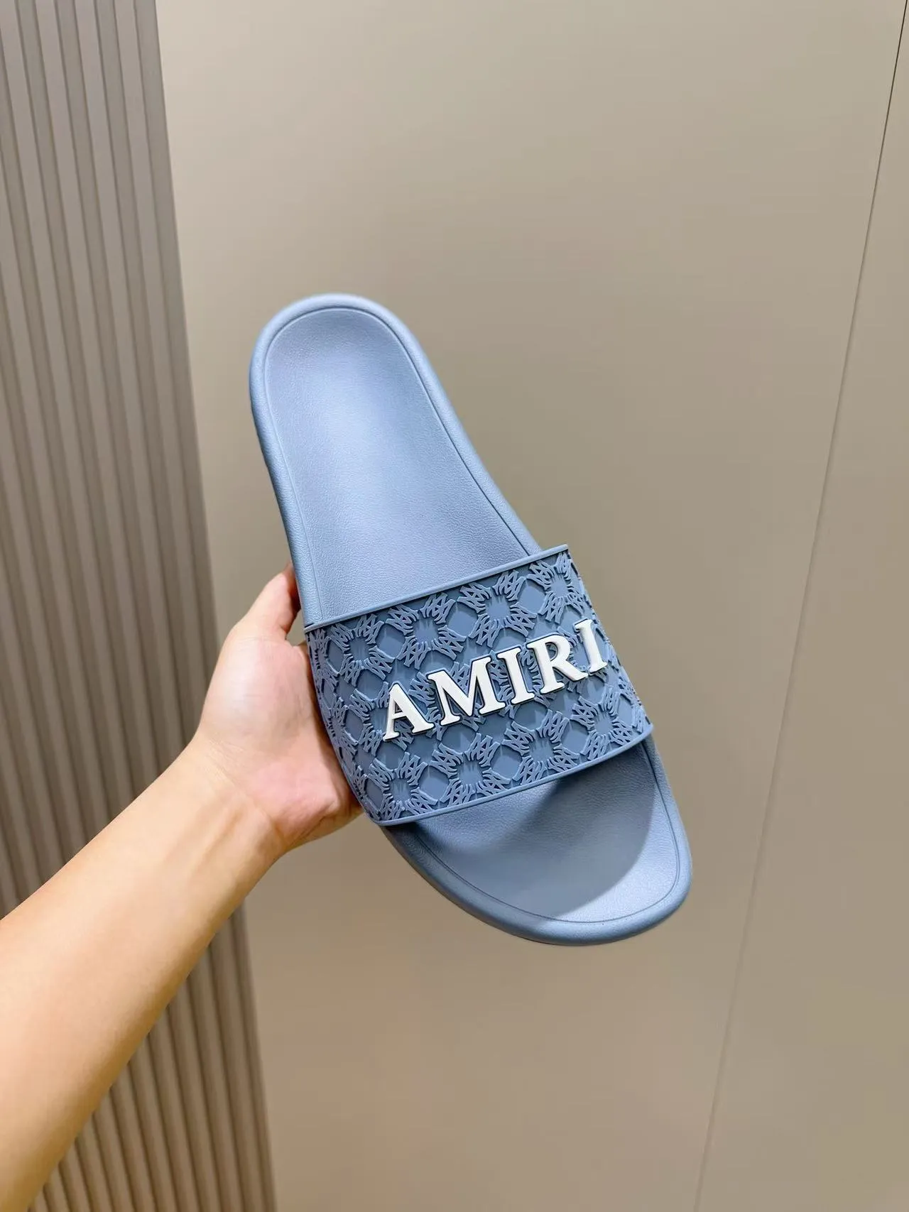 [AMIRI* Emil] P: 300💰 Size: 39-45 Official website new original 1:1 AMIRI* Emil classic men's slippers, high-end boutique, original material, TPU upper, foam bottom, fine workmanship, casual, loose and comfortable, a must-have in summer.